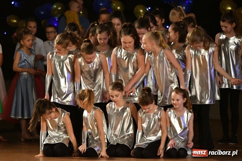 Zdjęcie w galerii na portalu naszraciborz.pl: To była karnawałowa rewia na piątkę  wiadomości z regionu