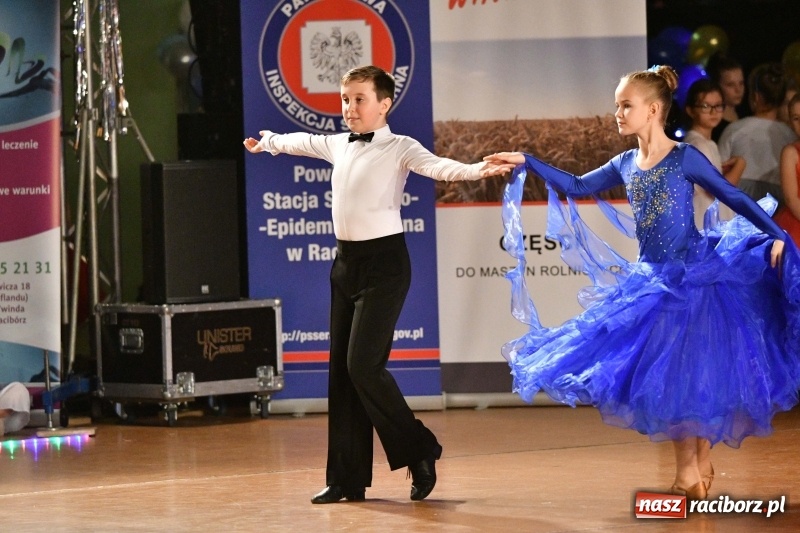 Zdjęcie w galerii na portalu naszraciborz.pl: To była karnawałowa rewia na piątkę  wiadomości z regionu