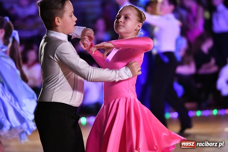 Zdjęcie w galerii na portalu naszraciborz.pl: To była karnawałowa rewia na piątkę  wiadomości z regionu