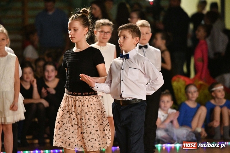 Zdjęcie w galerii na portalu naszraciborz.pl: To była karnawałowa rewia na piątkę  wiadomości z regionu