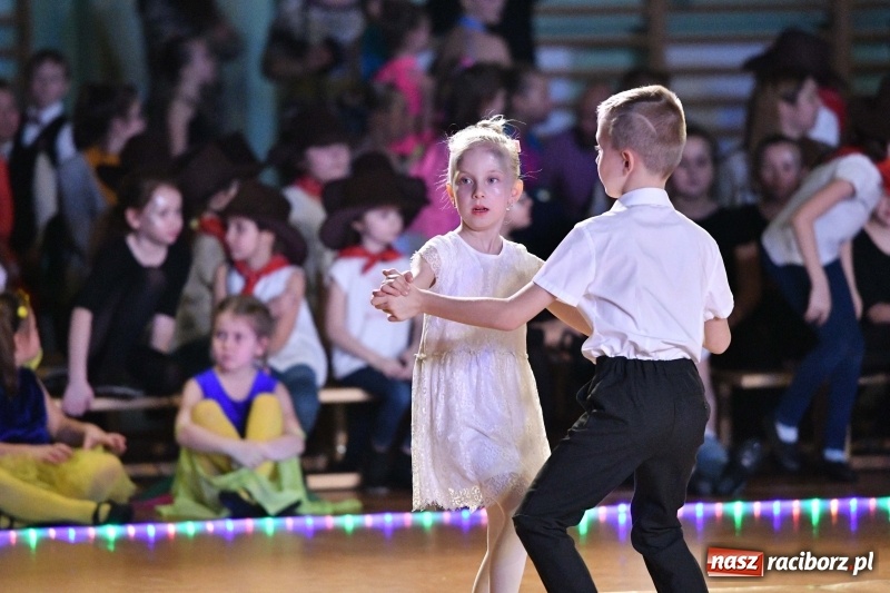 Zdjęcie w galerii na portalu naszraciborz.pl: To była karnawałowa rewia na piątkę  wiadomości z regionu