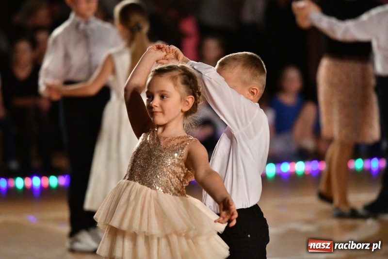 Zdjęcie w galerii na portalu naszraciborz.pl: To była karnawałowa rewia na piątkę  wiadomości z regionu