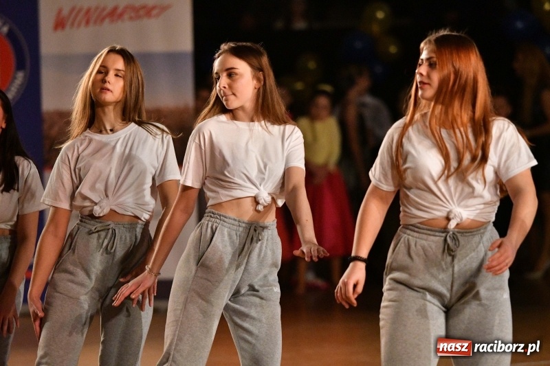 Zdjęcie w galerii na portalu naszraciborz.pl: To była karnawałowa rewia na piątkę  wiadomości z regionu