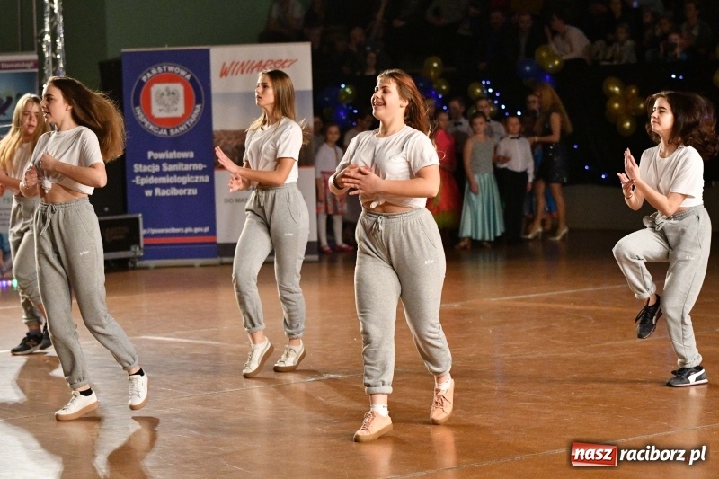 Zdjęcie w galerii na portalu naszraciborz.pl: To była karnawałowa rewia na piątkę  wiadomości z regionu