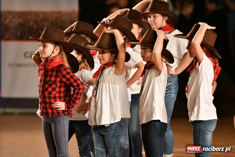 Zdjęcie w galerii na portalu naszraciborz.pl: To była karnawałowa rewia na piątkę  wiadomości z regionu