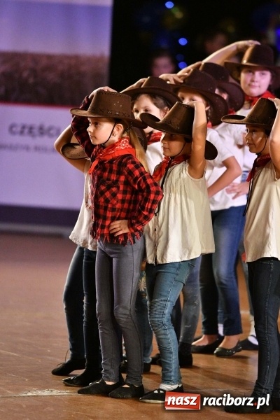 Zdjęcie w galerii na portalu naszraciborz.pl: To była karnawałowa rewia na piątkę  wiadomości z regionu