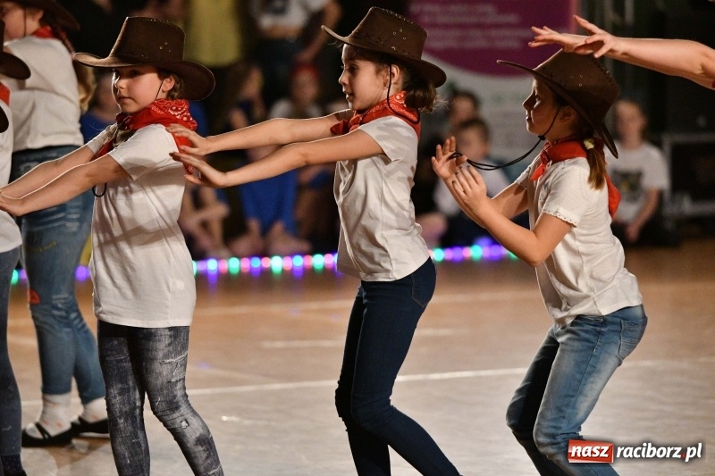 Zdjęcie w galerii na portalu naszraciborz.pl: To była karnawałowa rewia na piątkę  wiadomości z regionu