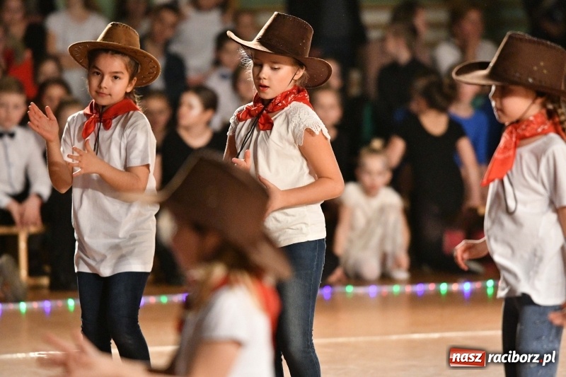 Zdjęcie w galerii na portalu naszraciborz.pl: To była karnawałowa rewia na piątkę  wiadomości z regionu