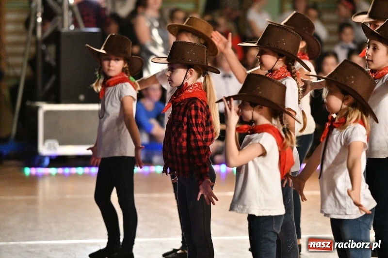 Zdjęcie w galerii na portalu naszraciborz.pl: To była karnawałowa rewia na piątkę  wiadomości z regionu