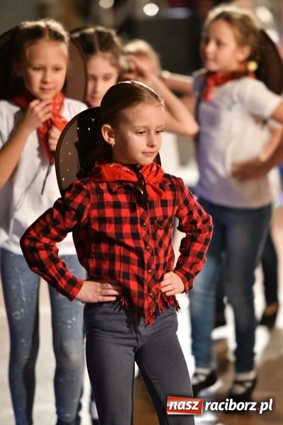 Zdjęcie w galerii na portalu naszraciborz.pl: To była karnawałowa rewia na piątkę  wiadomości z regionu