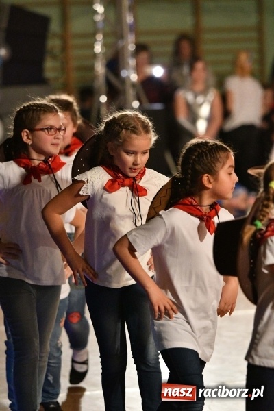 Zdjęcie w galerii na portalu naszraciborz.pl: To była karnawałowa rewia na piątkę  wiadomości z regionu