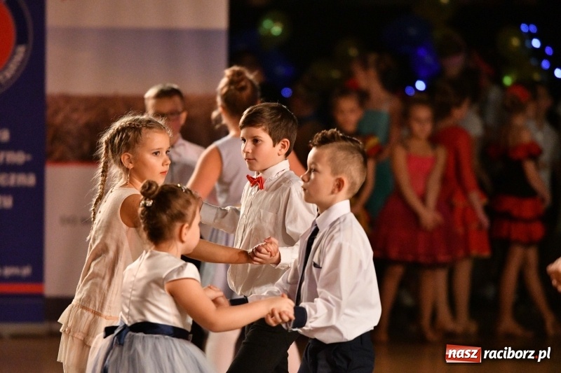 Zdjęcie w galerii na portalu naszraciborz.pl: To była karnawałowa rewia na piątkę  wiadomości z regionu