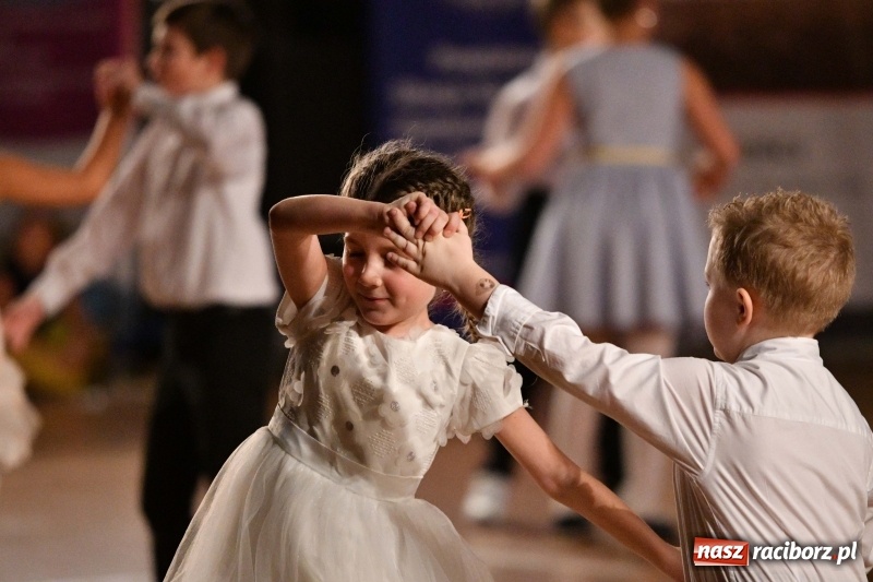 Zdjęcie w galerii na portalu naszraciborz.pl: To była karnawałowa rewia na piątkę  wiadomości z regionu