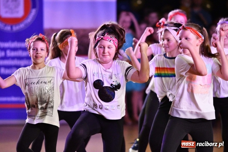 Zdjęcie w galerii na portalu naszraciborz.pl: To była karnawałowa rewia na piątkę  wiadomości z regionu