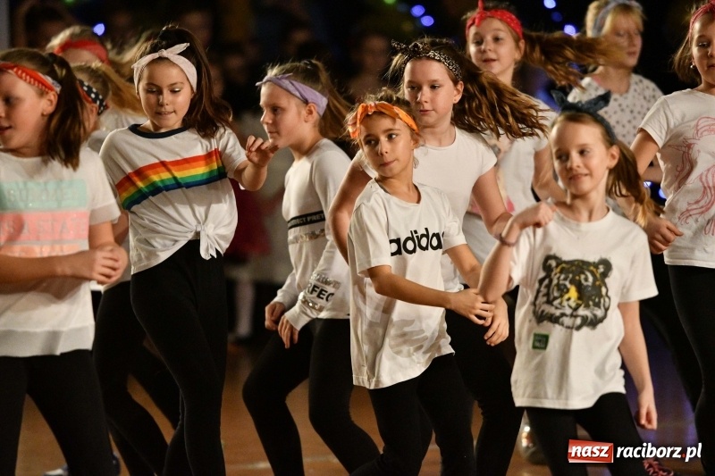 Zdjęcie w galerii na portalu naszraciborz.pl: To była karnawałowa rewia na piątkę  wiadomości z regionu