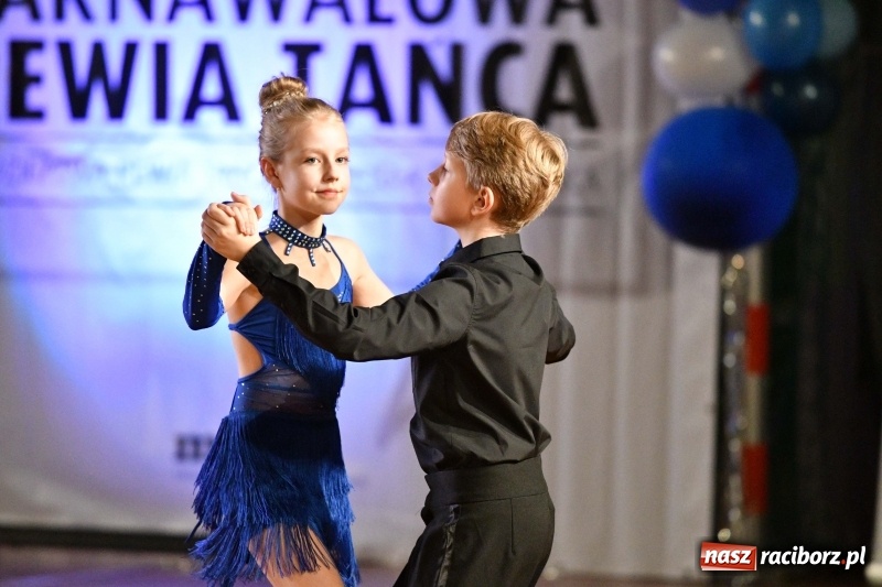 Zdjęcie w galerii na portalu naszraciborz.pl: To była karnawałowa rewia na piątkę  wiadomości z regionu