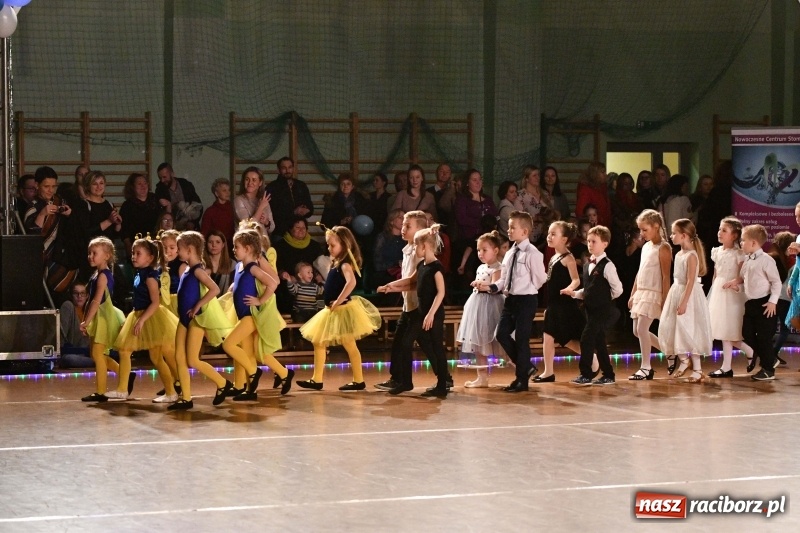 Zdjęcie w galerii na portalu naszraciborz.pl: To była karnawałowa rewia na piątkę  wiadomości z regionu