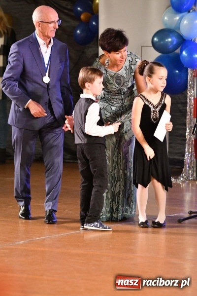 Zdjęcie w galerii na portalu naszraciborz.pl: To była karnawałowa rewia na piątkę  wiadomości z regionu