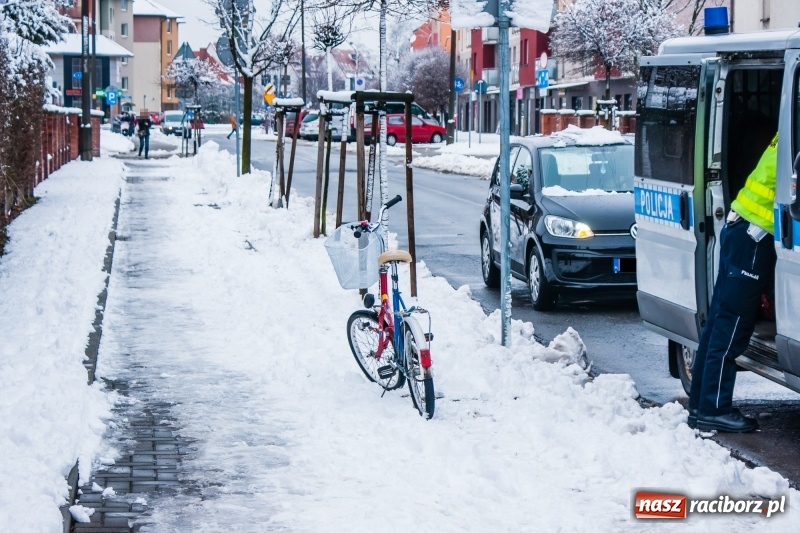 Zdjęcie w galerii na portalu naszraciborz.pl: Groźne potrącenie rowerzystki na Warszawskiej-Matejki  wiadomości z regionu
