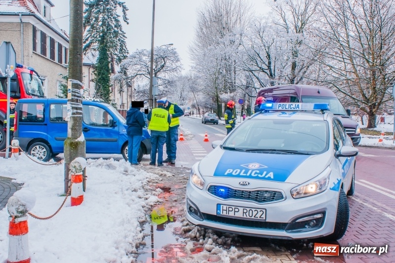 Zdjęcie w galerii na portalu naszraciborz.pl: Groźne potrącenie rowerzystki na Warszawskiej-Matejki  wiadomości z regionu