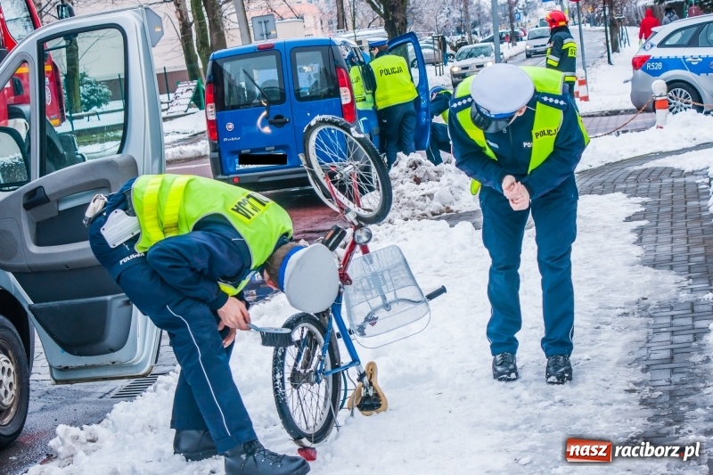 Zdjęcie w galerii na portalu naszraciborz.pl: Groźne potrącenie rowerzystki na Warszawskiej-Matejki  wiadomości z regionu
