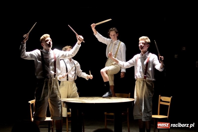 Zdjęcie w galerii na portalu naszraciborz.pl: Blaszany bębenek na deskach Strzechy wiadomości z regionu