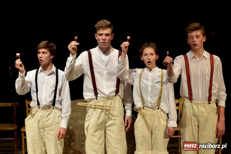 Zdjęcie w galerii na portalu naszraciborz.pl: Blaszany bębenek na deskach Strzechy wiadomości z regionu