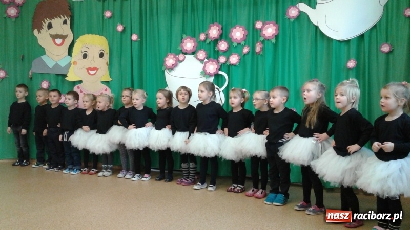 Zdjęcie w galerii na portalu naszraciborz.pl: Dzień Babci i Dziadka w przedszkolu w Kuźni Raciborskiej wiadomości z regionu