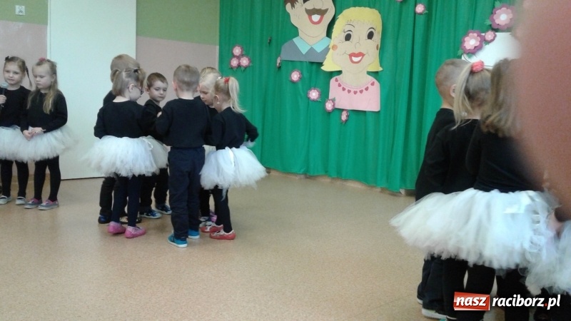 Zdjęcie w galerii na portalu naszraciborz.pl: Dzień Babci i Dziadka w przedszkolu w Kuźni Raciborskiej wiadomości z regionu