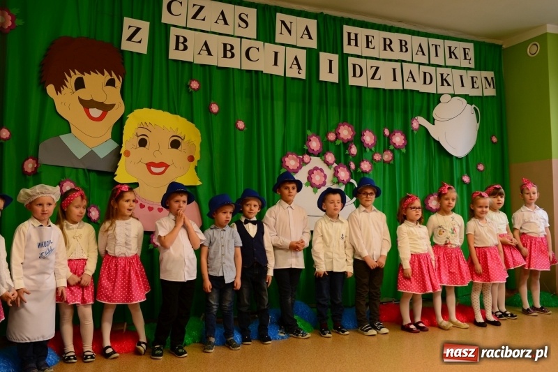 Zdjęcie w galerii na portalu naszraciborz.pl: Dzień Babci i Dziadka w przedszkolu w Kuźni Raciborskiej wiadomości z regionu