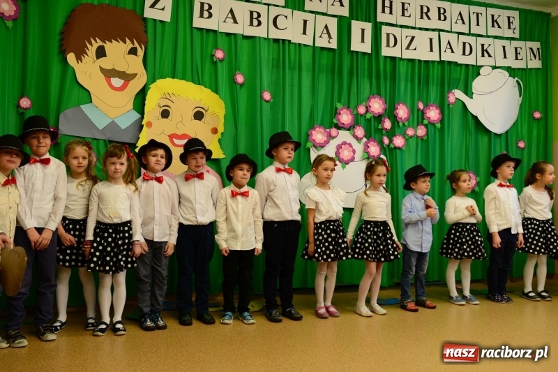 Zdjęcie w galerii na portalu naszraciborz.pl: Dzień Babci i Dziadka w przedszkolu w Kuźni Raciborskiej wiadomości z regionu