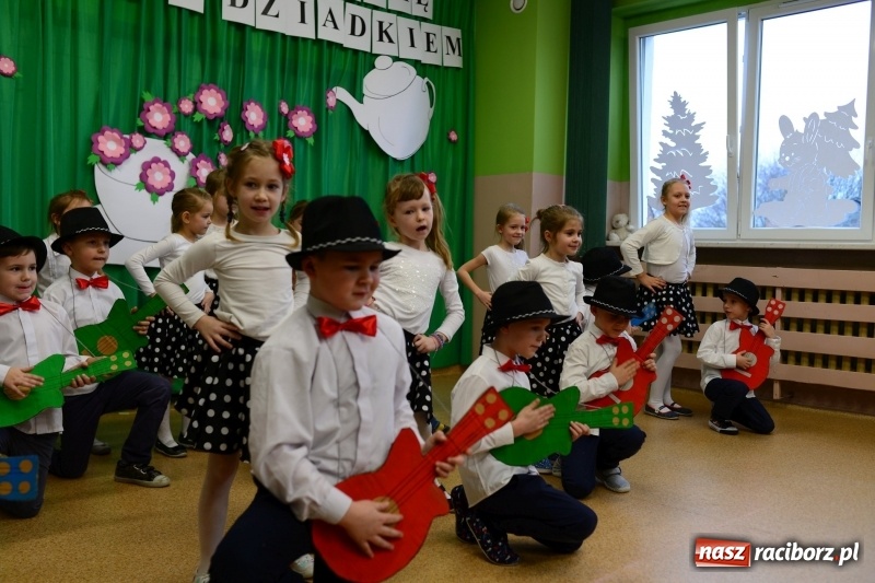 Zdjęcie w galerii na portalu naszraciborz.pl: Dzień Babci i Dziadka w przedszkolu w Kuźni Raciborskiej wiadomości z regionu