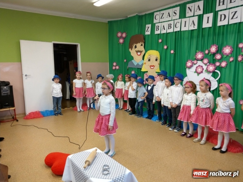 Zdjęcie w galerii na portalu naszraciborz.pl: Dzień Babci i Dziadka w przedszkolu w Kuźni Raciborskiej wiadomości z regionu