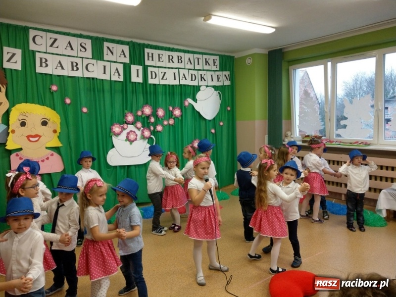 Zdjęcie w galerii na portalu naszraciborz.pl: Dzień Babci i Dziadka w przedszkolu w Kuźni Raciborskiej wiadomości z regionu