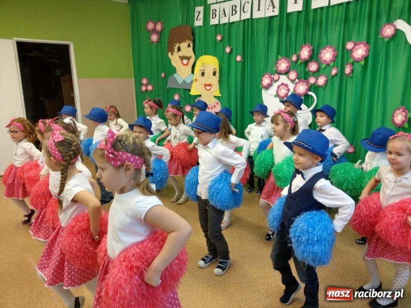 Zdjęcie w galerii na portalu naszraciborz.pl: Dzień Babci i Dziadka w przedszkolu w Kuźni Raciborskiej wiadomości z regionu