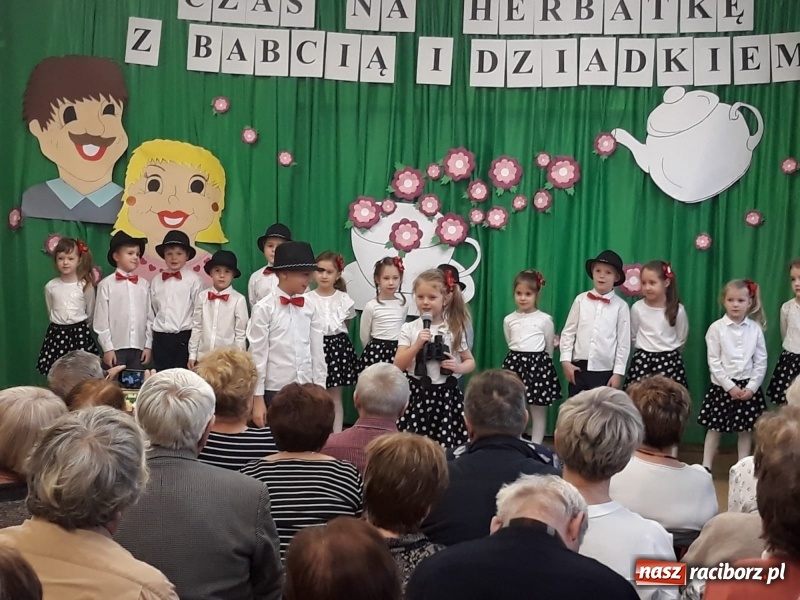 Zdjęcie w galerii na portalu naszraciborz.pl: Dzień Babci i Dziadka w przedszkolu w Kuźni Raciborskiej wiadomości z regionu