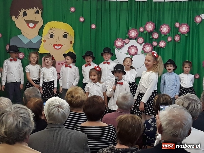 Zdjęcie w galerii na portalu naszraciborz.pl: Dzień Babci i Dziadka w przedszkolu w Kuźni Raciborskiej wiadomości z regionu