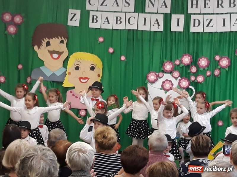 Zdjęcie w galerii na portalu naszraciborz.pl: Dzień Babci i Dziadka w przedszkolu w Kuźni Raciborskiej wiadomości z regionu