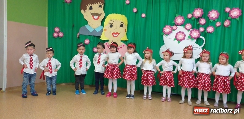 Zdjęcie w galerii na portalu naszraciborz.pl: Dzień Babci i Dziadka w przedszkolu w Kuźni Raciborskiej wiadomości z regionu