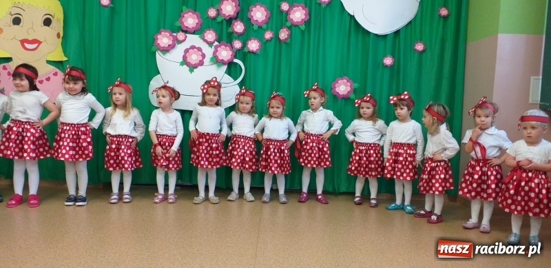 Zdjęcie w galerii na portalu naszraciborz.pl: Dzień Babci i Dziadka w przedszkolu w Kuźni Raciborskiej wiadomości z regionu