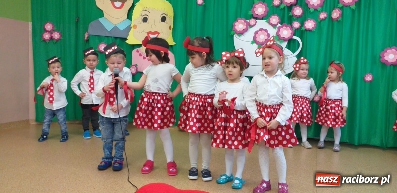 Zdjęcie w galerii na portalu naszraciborz.pl: Dzień Babci i Dziadka w przedszkolu w Kuźni Raciborskiej wiadomości z regionu