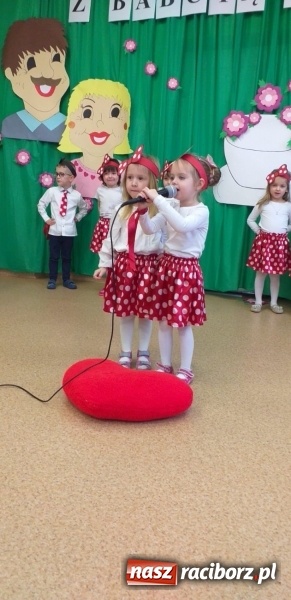 Zdjęcie w galerii na portalu naszraciborz.pl: Dzień Babci i Dziadka w przedszkolu w Kuźni Raciborskiej wiadomości z regionu