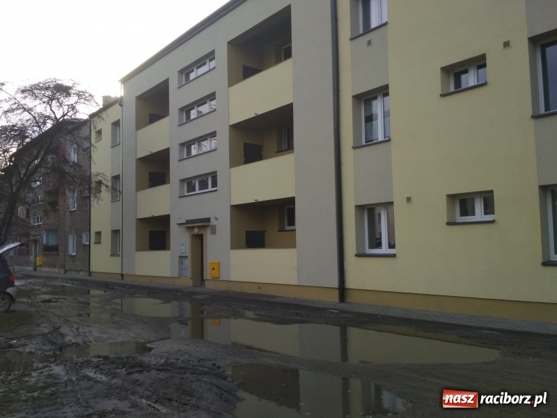 Zdjęcie w galerii na portalu naszraciborz.pl: Blok odnowiony a przy nim brud i błoto! wiadomości z regionu