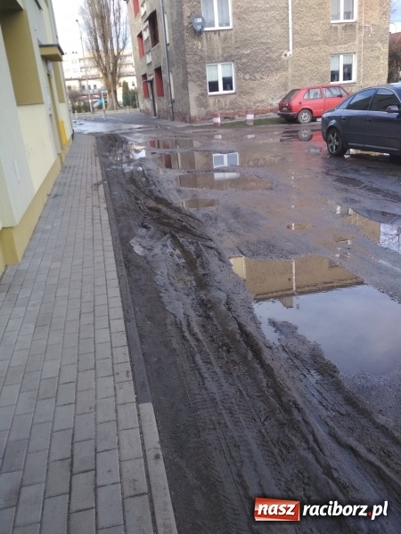 Zdjęcie w galerii na portalu naszraciborz.pl: Blok odnowiony a przy nim brud i błoto! wiadomości z regionu