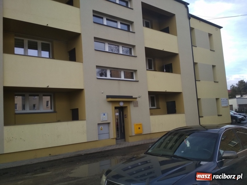 Zdjęcie w galerii na portalu naszraciborz.pl: Blok odnowiony a przy nim brud i błoto! wiadomości z regionu