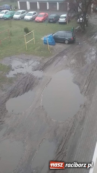 Zdjęcie w galerii na portalu naszraciborz.pl: Blok odnowiony a przy nim brud i błoto! wiadomości z regionu