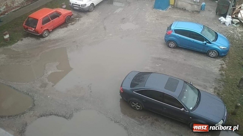 Zdjęcie w galerii na portalu naszraciborz.pl: Blok odnowiony a przy nim brud i błoto! wiadomości z regionu