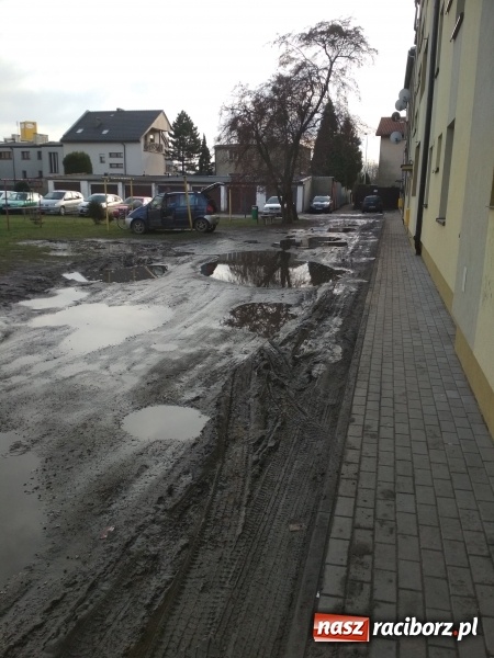 Zdjęcie w galerii na portalu naszraciborz.pl: Blok odnowiony a przy nim brud i błoto! wiadomości z regionu