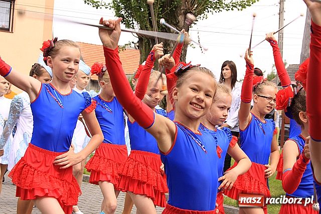 Zdjęcie w galerii na portalu naszraciborz.pl: Mażoretki, miss i Toby w Tworkowie wiadomości z regionu