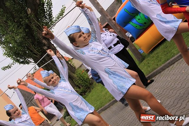 Zdjęcie w galerii na portalu naszraciborz.pl: Mażoretki, miss i Toby w Tworkowie wiadomości z regionu